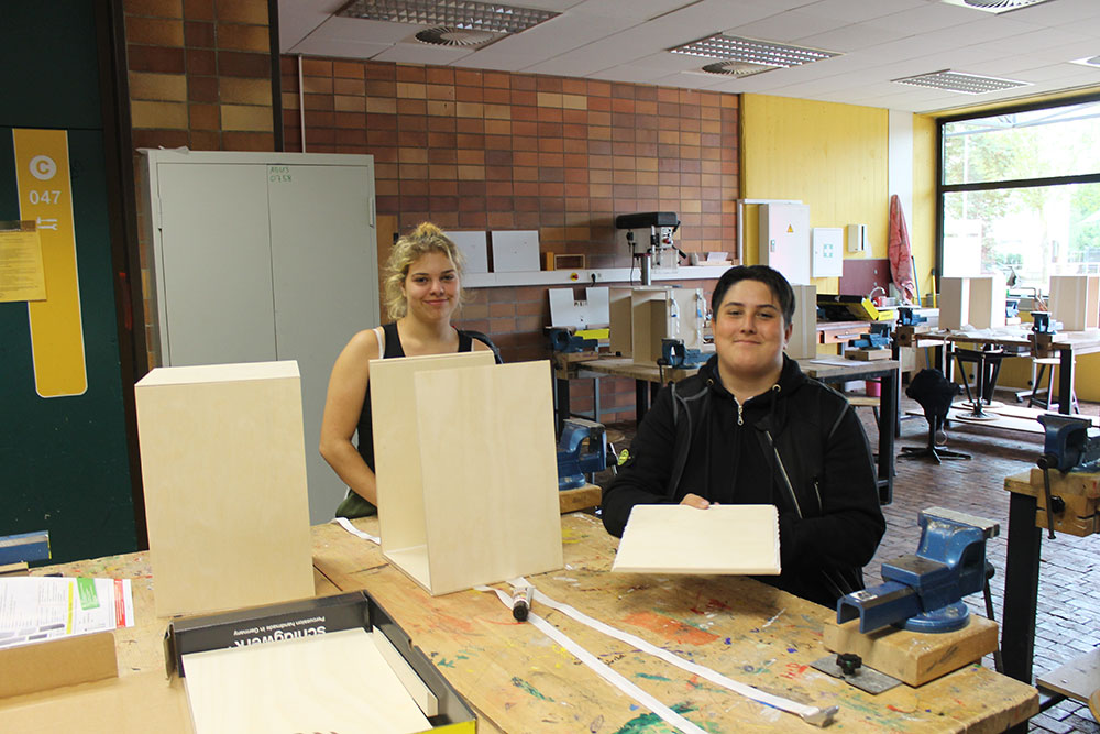 Schülerinnen & Schüler der Klasse 9.5 bauen „Cajóns“