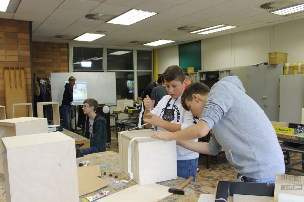 Schülerinnen & Schüler der Klasse 9.5 bauen „Cajóns“